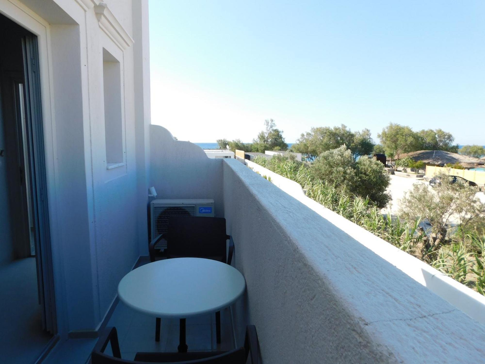 Happy Fish Rooms- Beachfront Perissa  Exterior photo