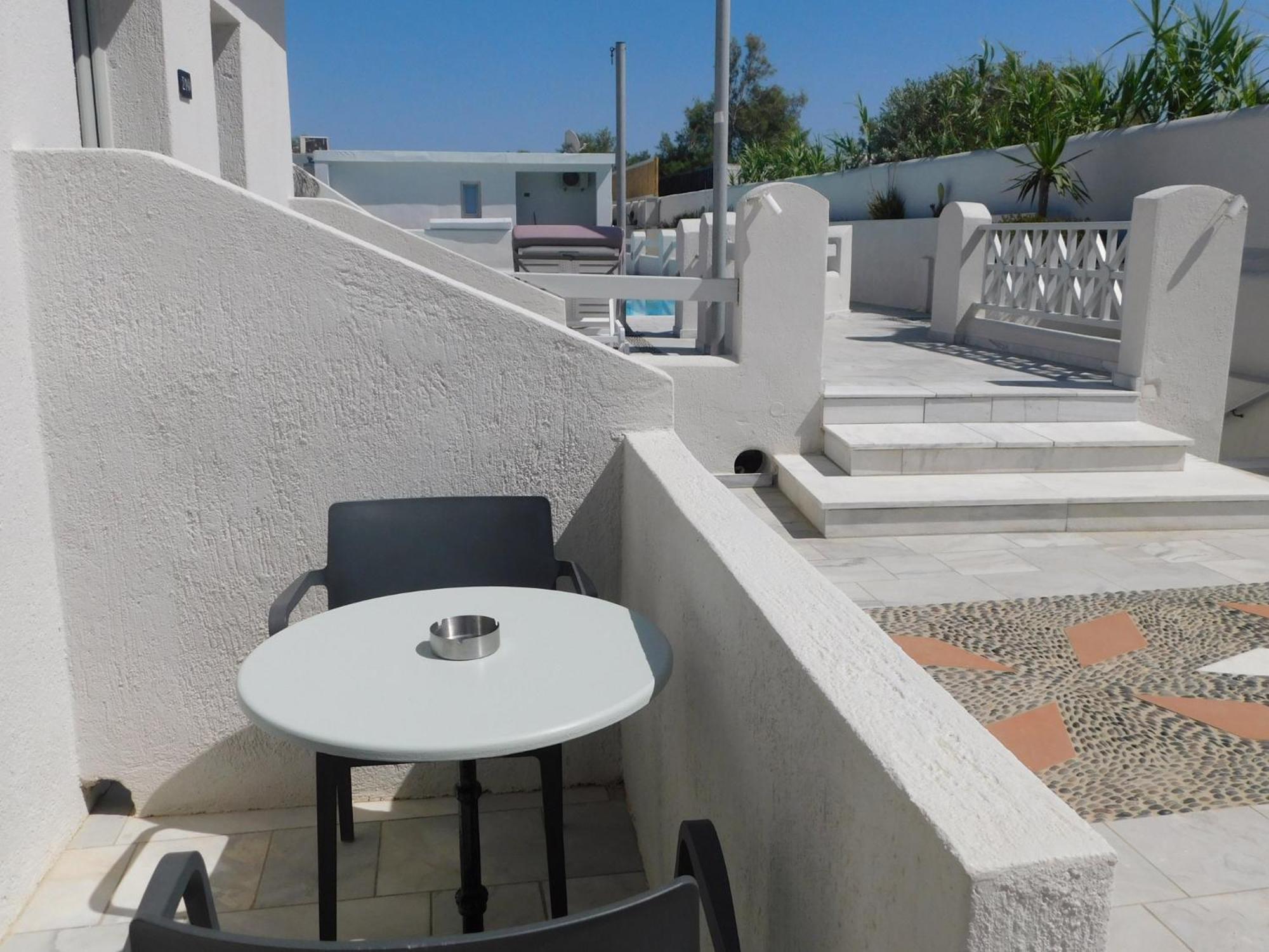 Happy Fish Rooms- Beachfront Perissa  Exterior photo